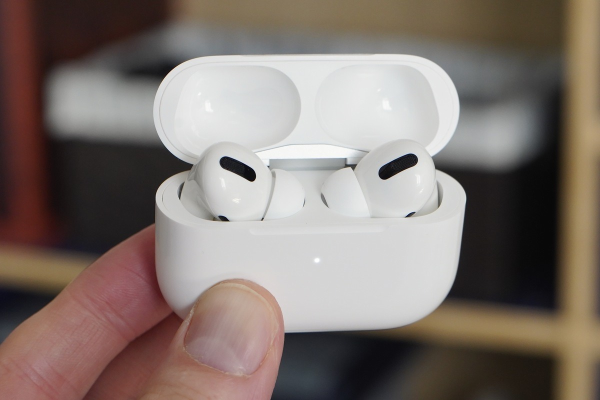 سماعات Apple AirPods.. أفضل خمسة إكسسوارات لأجهزة ماك بوك