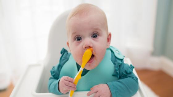 أفضل علاج للإمساك عند الأطفال الرضع حسب العمر